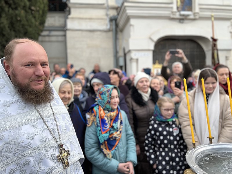 Настоятель церкви в купании