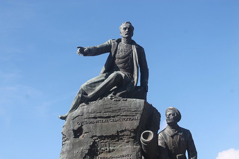 Сколько ранено в севастополе. Памятник адмиралу Корнилову в Севастополе.